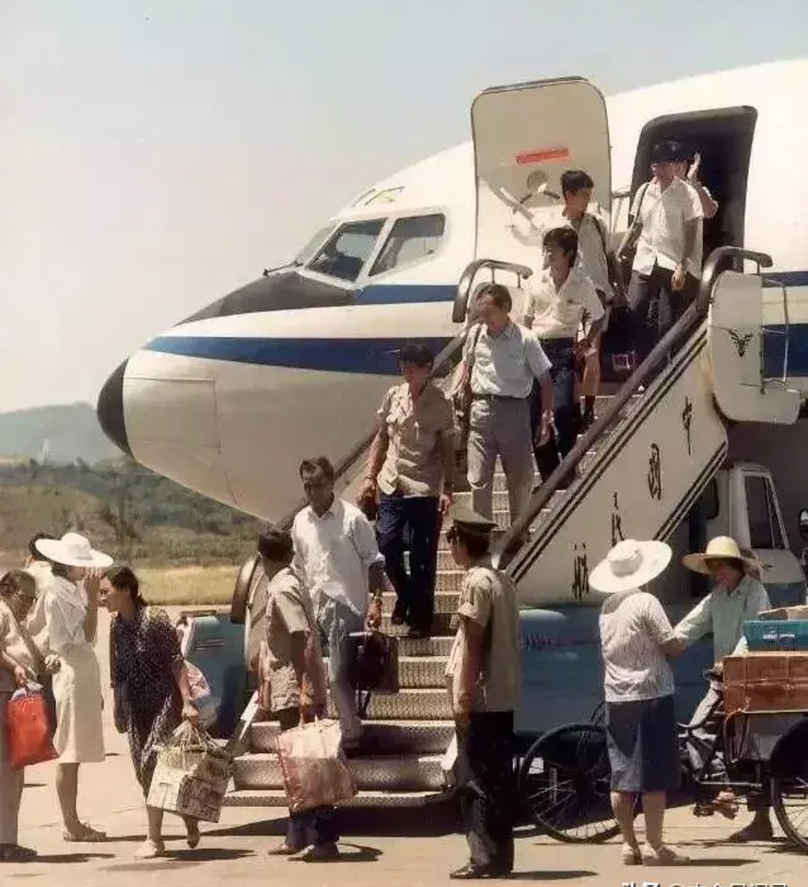 八十年代  波音737第一次降落在重庆白市驿机场.