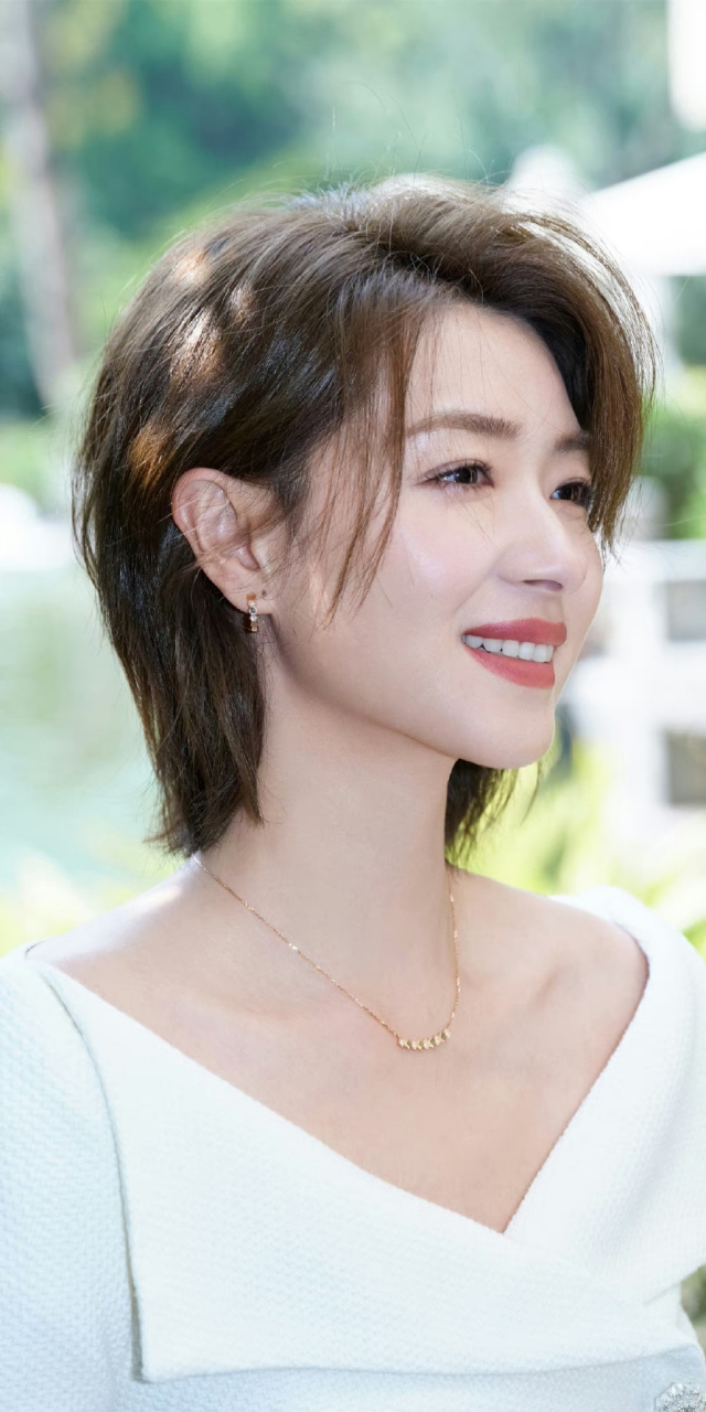 万茜# 干净利落的短发,甜美清纯的容颜,白皙细嫩的肩颈线,窈窕曼玫哪