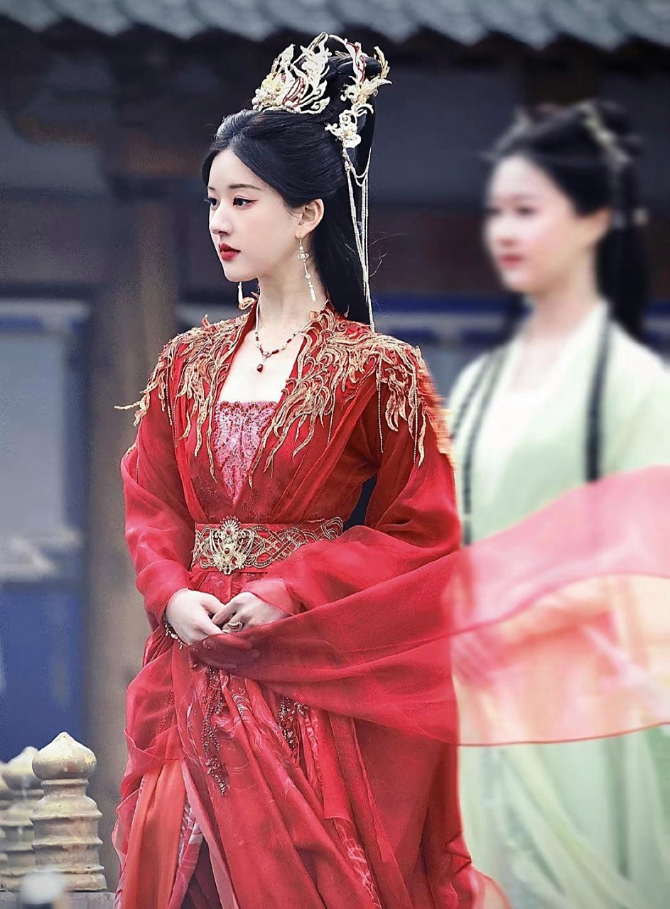 赵露思的红衣古装造型好美,优雅端庄,妩媚动人,很是惊艳!