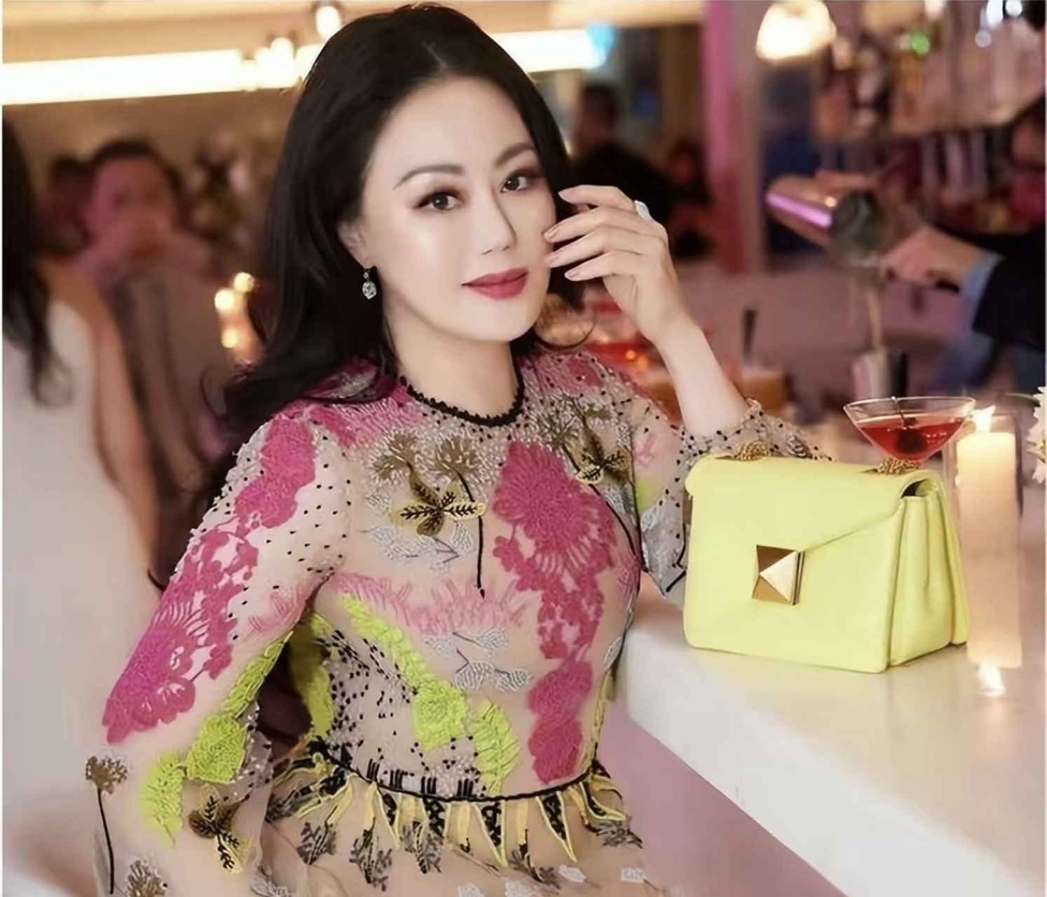 章小蕙不愧是"人间富贵花",圆润身材穿碎花长裙,依然有名媛范