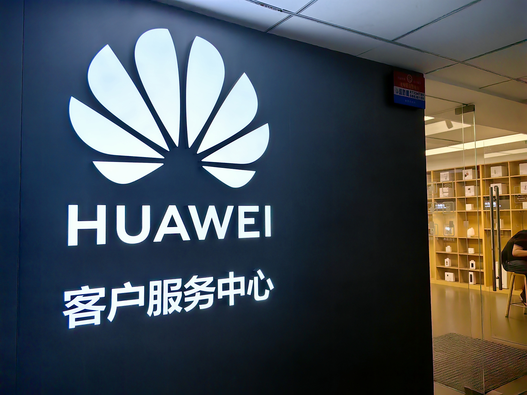 来华为客户服务中心给p60 pro换个膜,平时手机装裤兜也没放别的啥,可