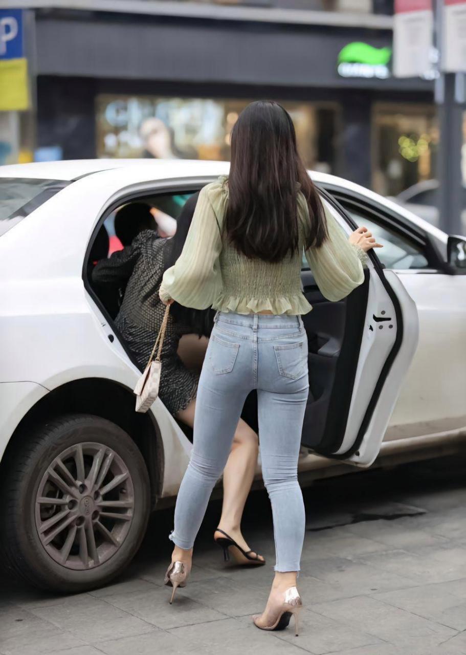 街拍,正在上车的小姐姐!#遇见好身材# #街头撩人魅影