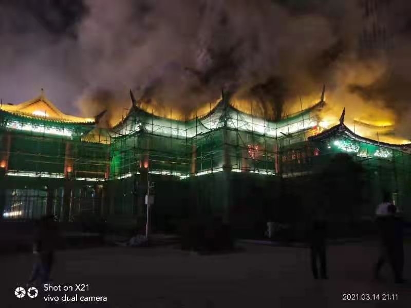 云岩区方舟戏台发生火灾 目前火势已基本扑灭