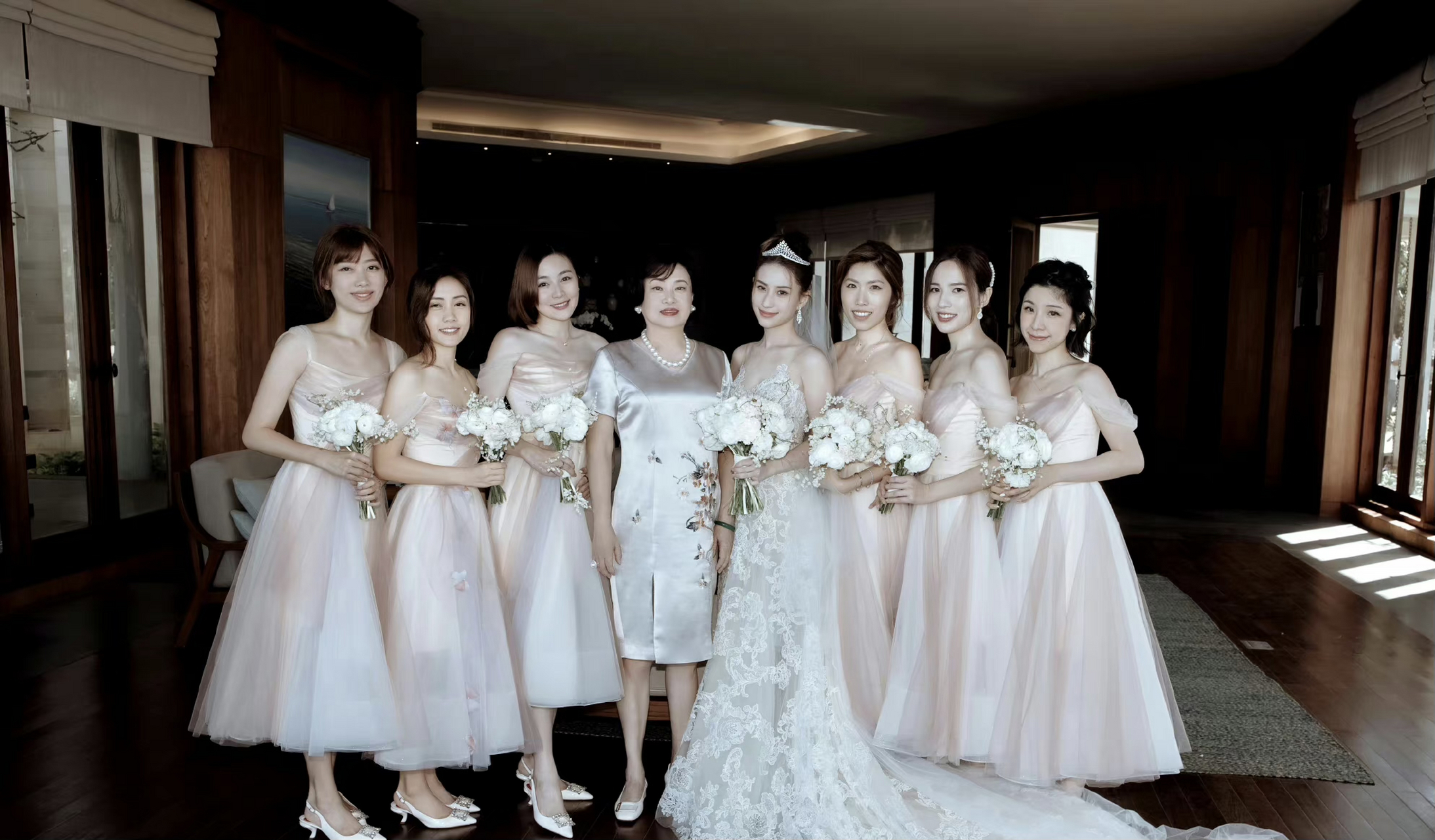 何超莲伴娘团来啦! 这样的婚礼现场也太浪漫了吧! 窦骁何超莲好甜!