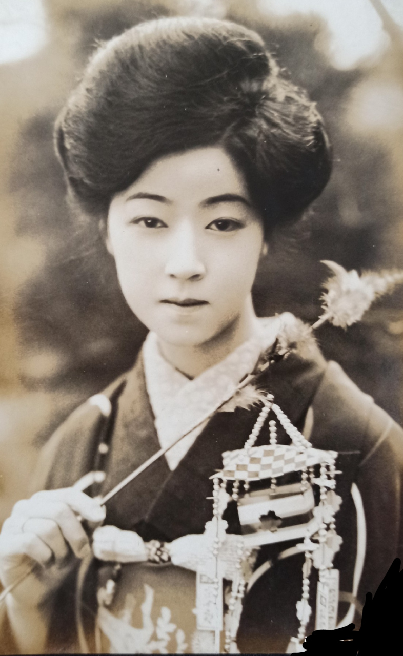 早期老照片～拿风铃的靓丽和服艺伎.