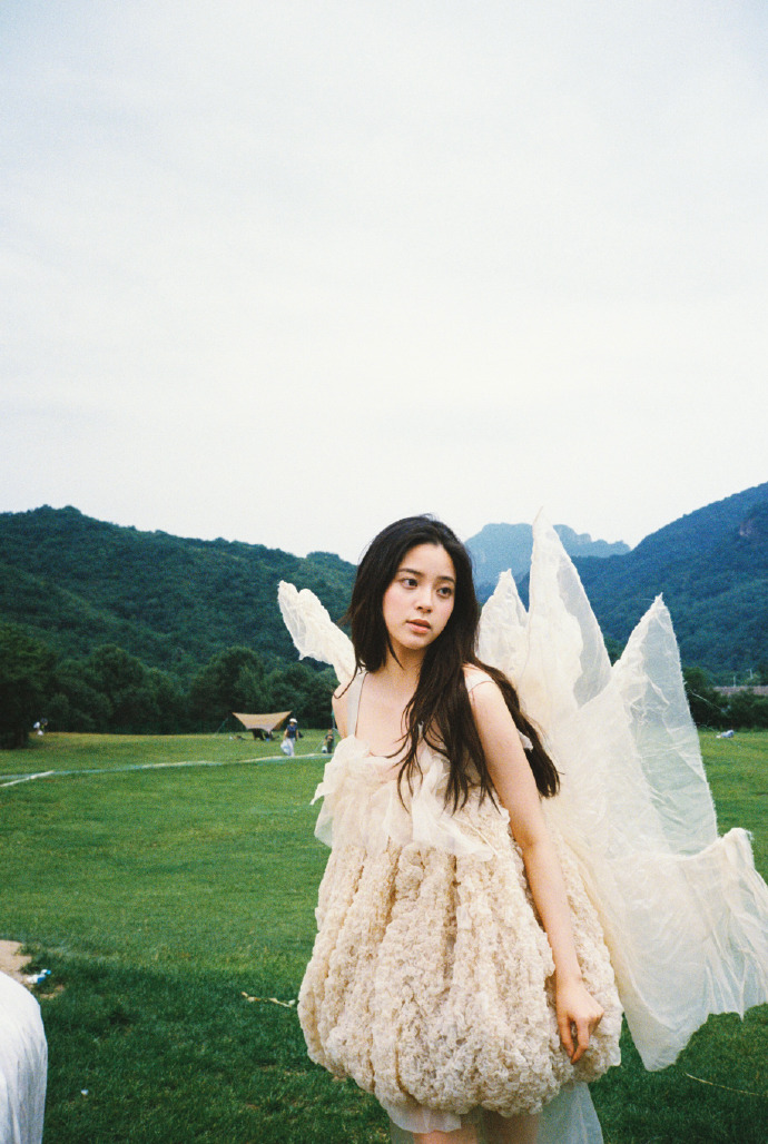 组图：欧阳娜娜林间情绪大片释出 一袭白色吊带裙清新灵动第4张图片