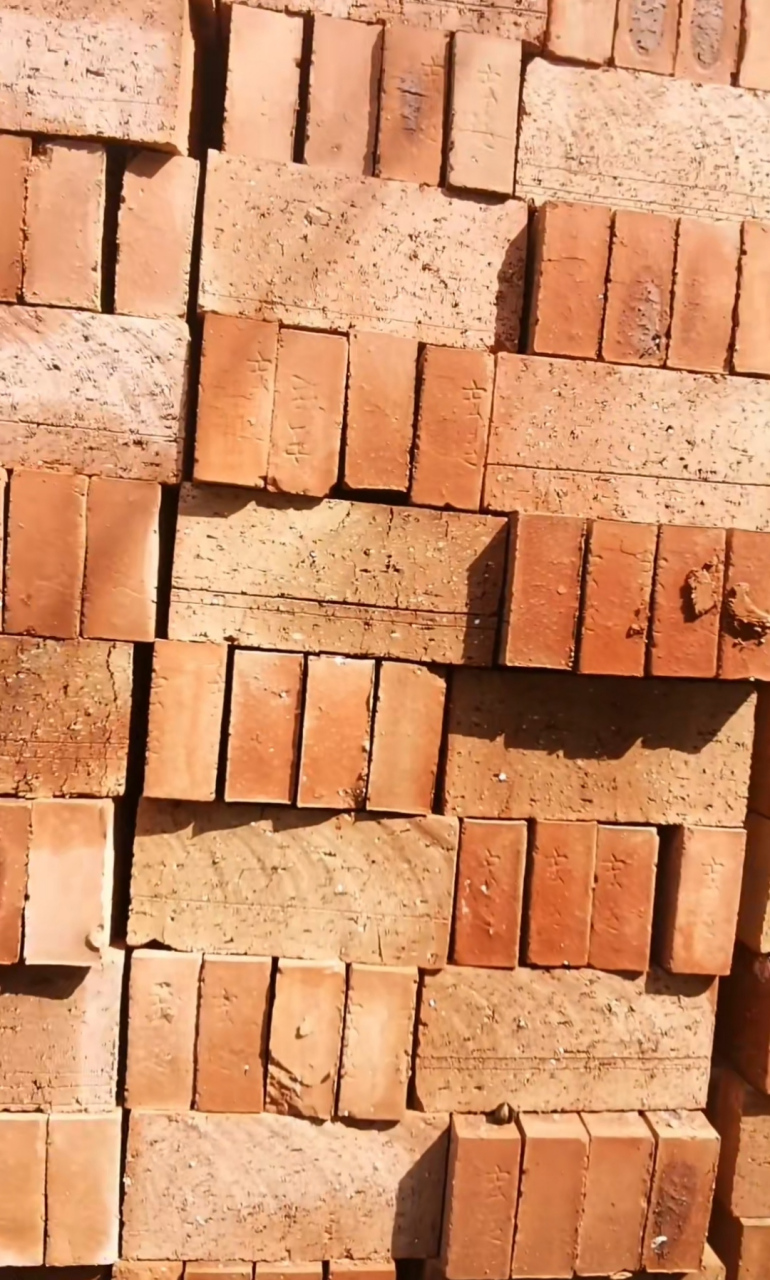 盖房子买的砖头,外面看着和平常的砖没什么区别,用大力摔开一看里面是