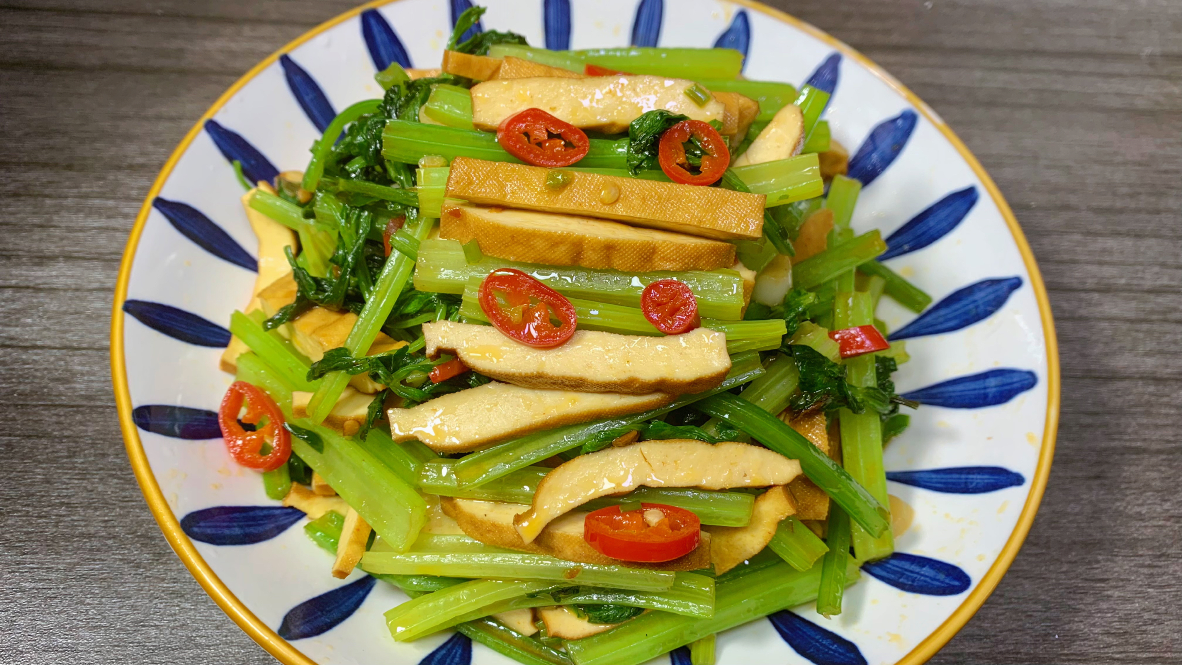 芹菜炒香干最简单的家常做法,芹菜清脆可口,香干鲜嫩入味又下饭