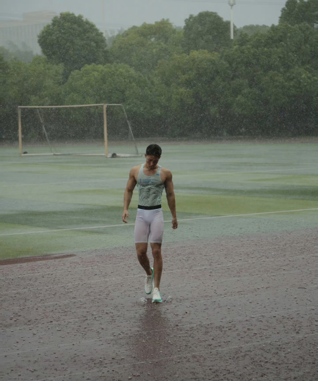 雨中奔跑图片男孩图片