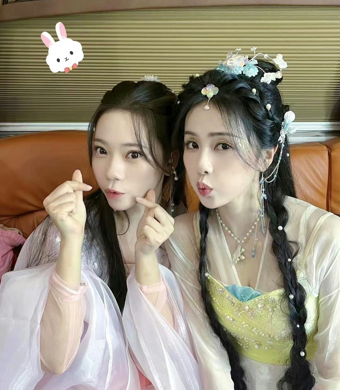 白鹿和张紫宁剧组合影,一个专业演员一个爱豆转型,气质上的区别一目了