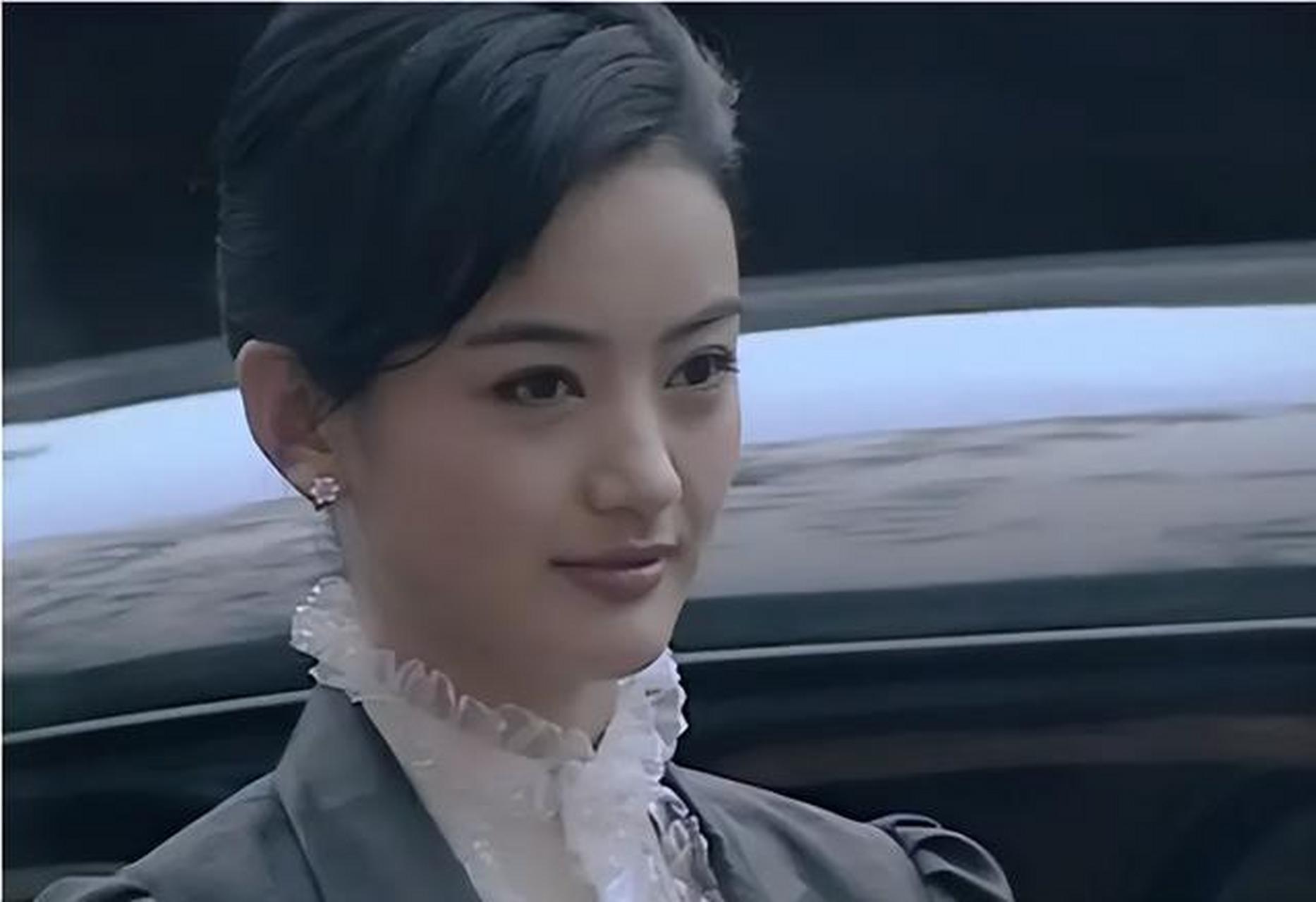 在《潜伏》中穆晚秋知道余则成和王翠平的假夫妻关系,同时也知道了王