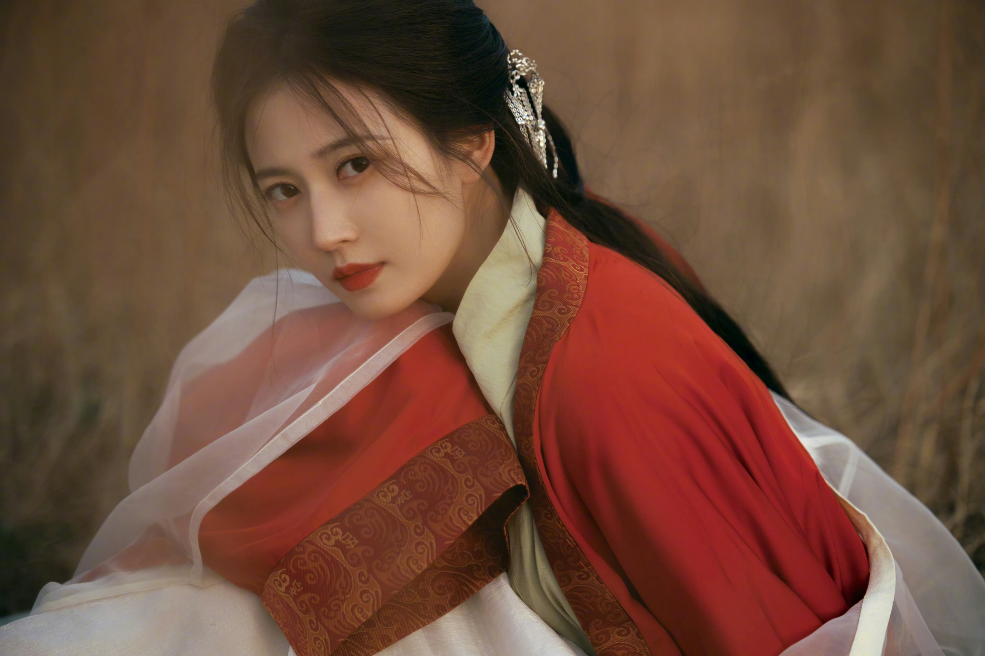 陈钰琪的红衣古装造型掉落啦!