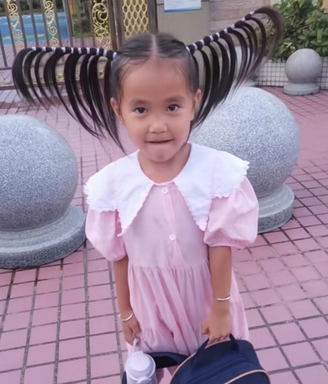 现在幼儿园女孩都这么酷吗?头发梳的很有个性!
