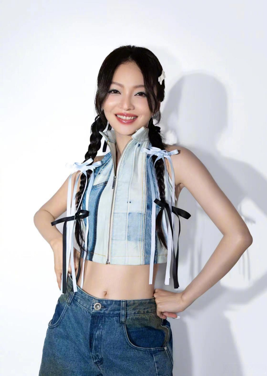 张韶涵真的好瘦,穿辣妹装展现出苗条曲线身材,这马甲线谁看了不尖叫!