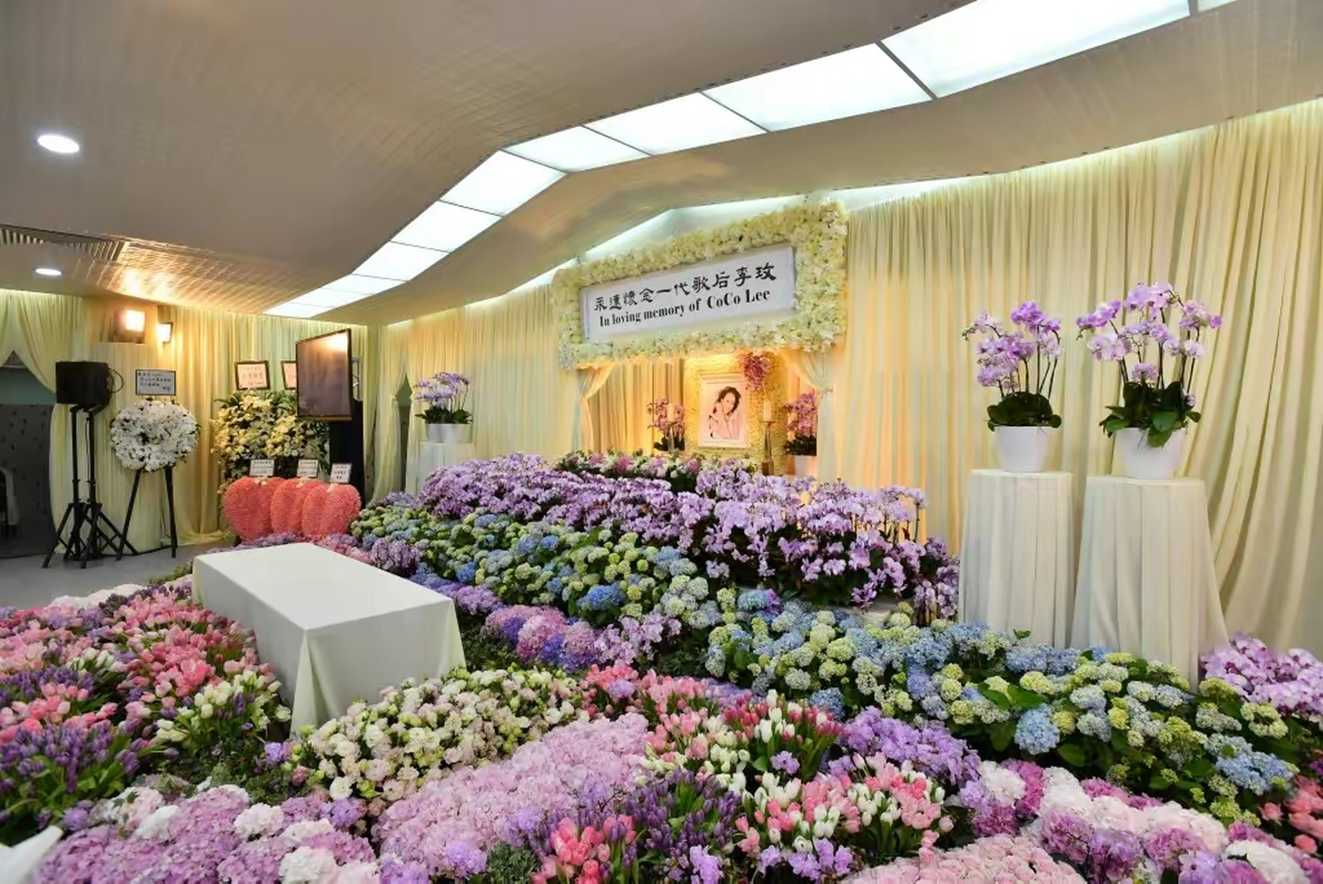 天后李玟丧礼今日(31日)在香港殡仪馆举行,多位圈中好友到场送别.