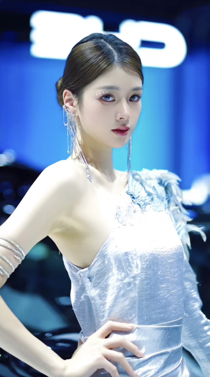 2023年深圳粤港澳大湾区车展,比亚迪展台7位美女车模 第二位板板酱