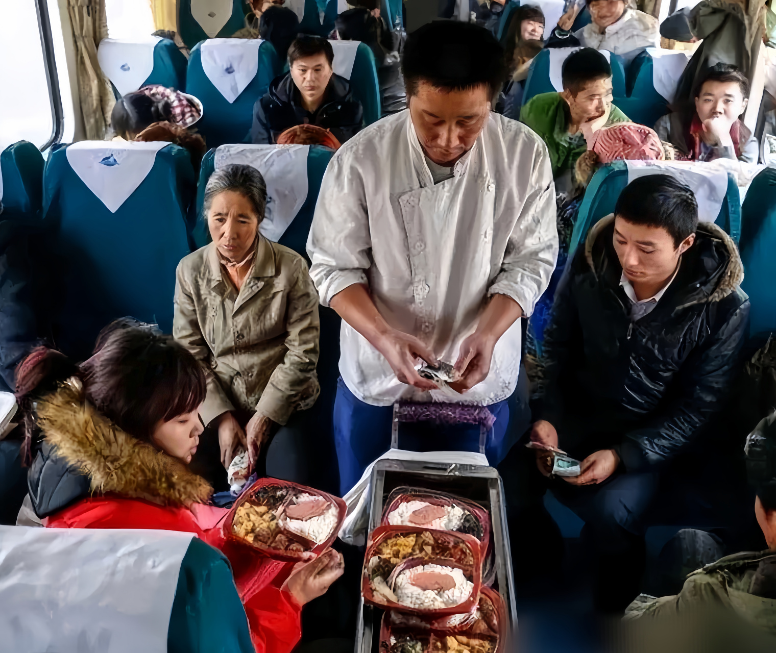 2000年,一位火车售货员在卖饭时的情景