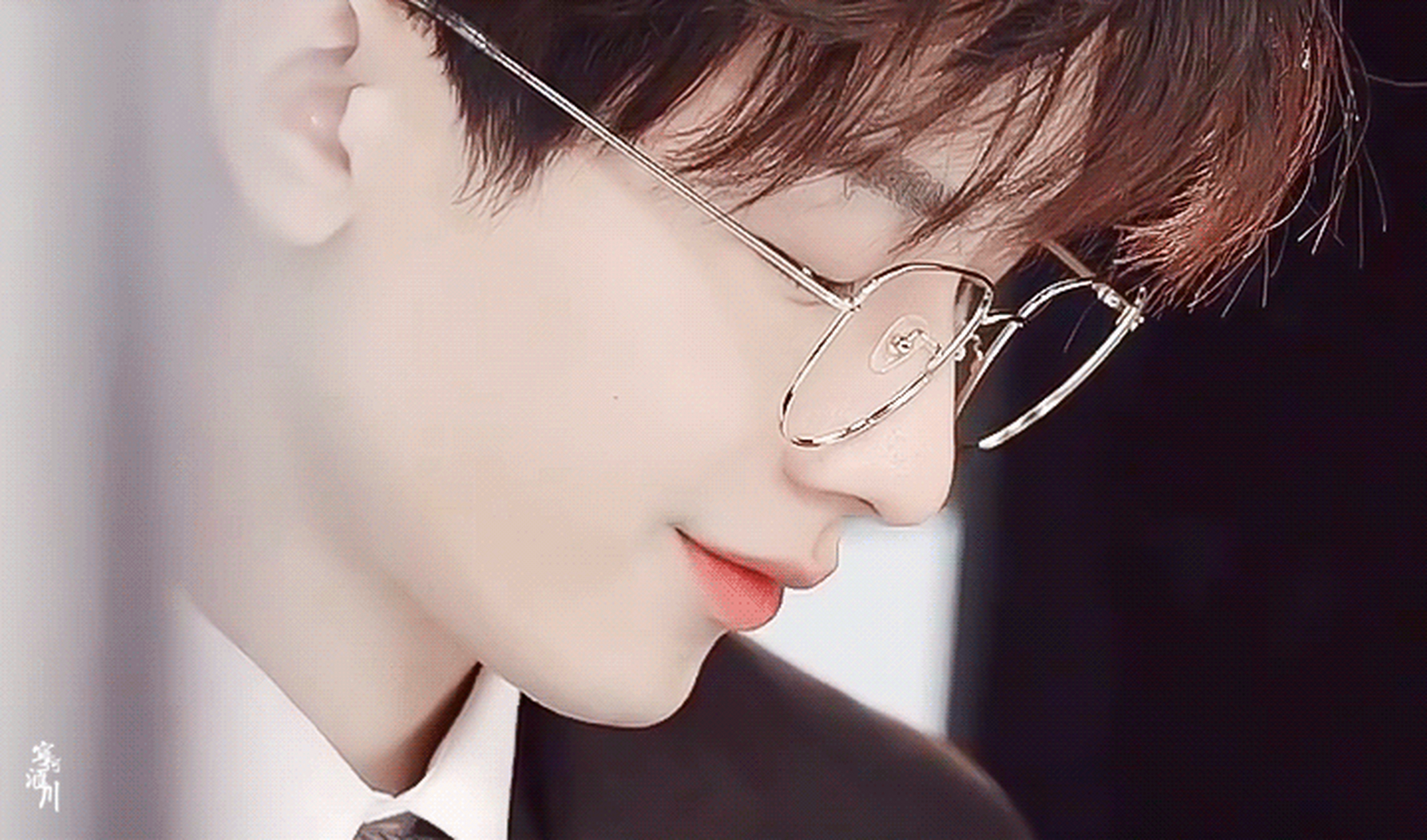 成毅穿西装戴金丝眼镜也太帅了吧!自带禁欲气质,妥妥的斯文败类.