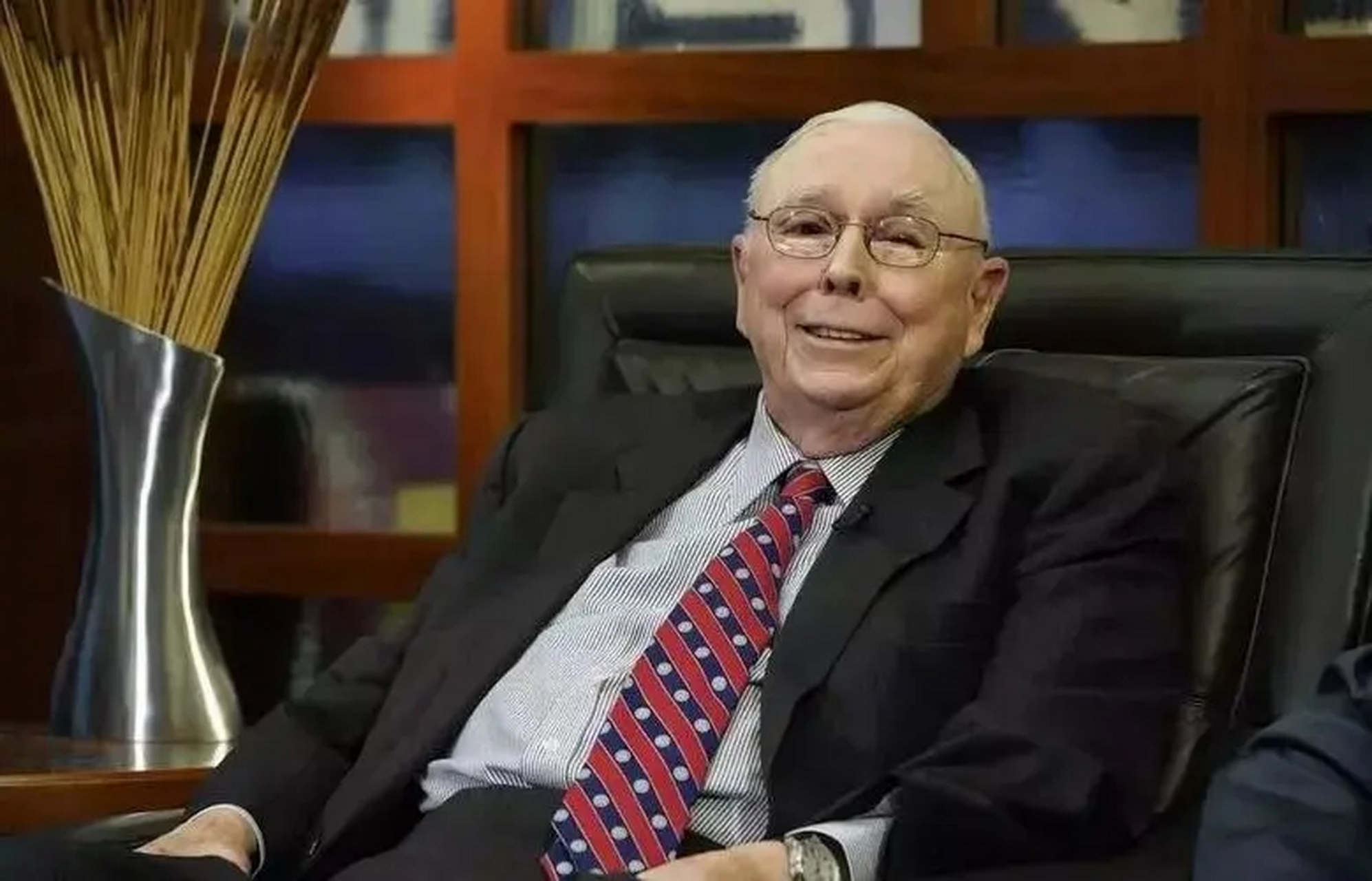 「查理·芒格 :人性,永远经不起推敲」  年轻时的芒格,曾就职于一家