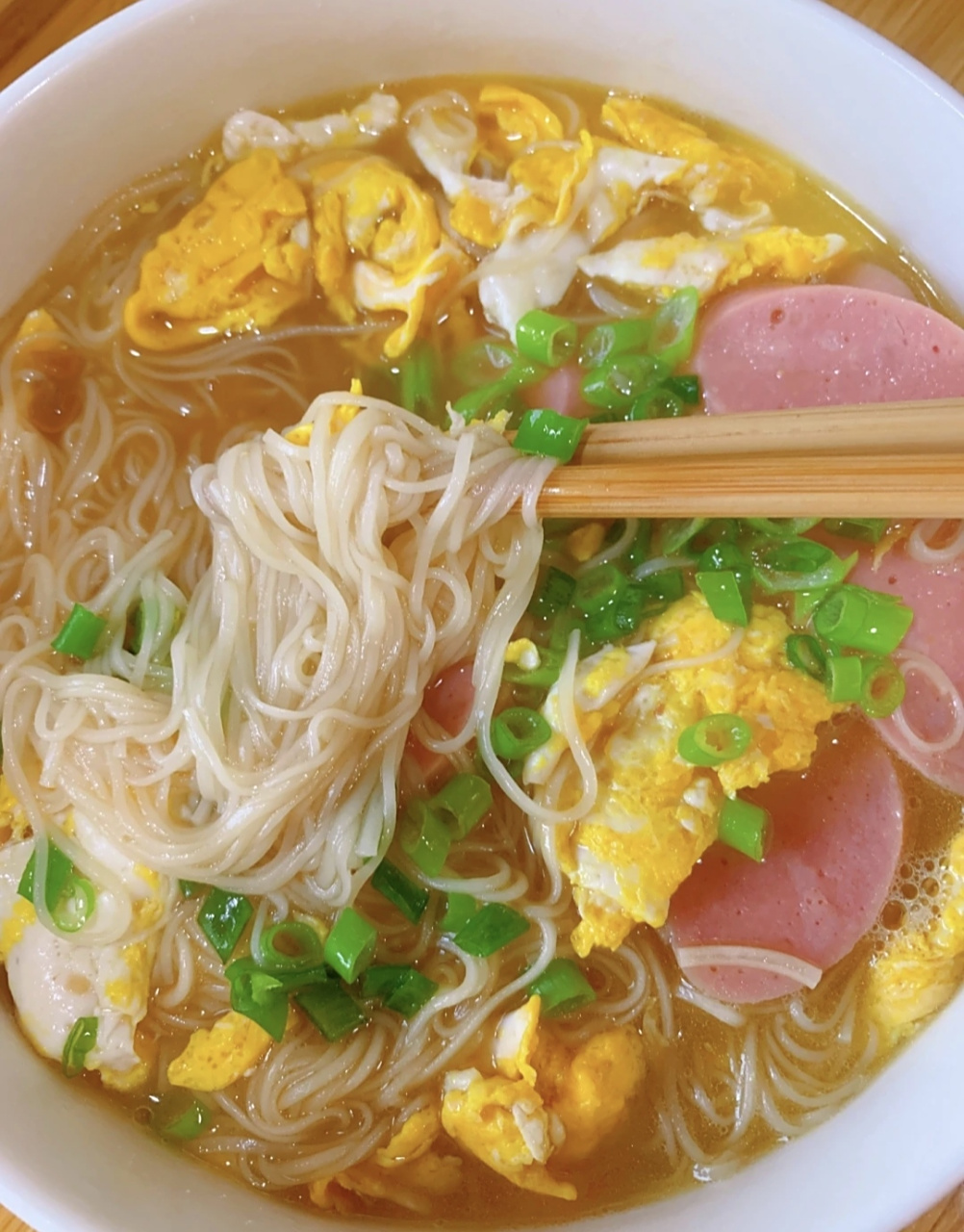 简餐～鸡蛋火腿面90  夏天真的是不想动,人也没有胃口,但是顿顿又