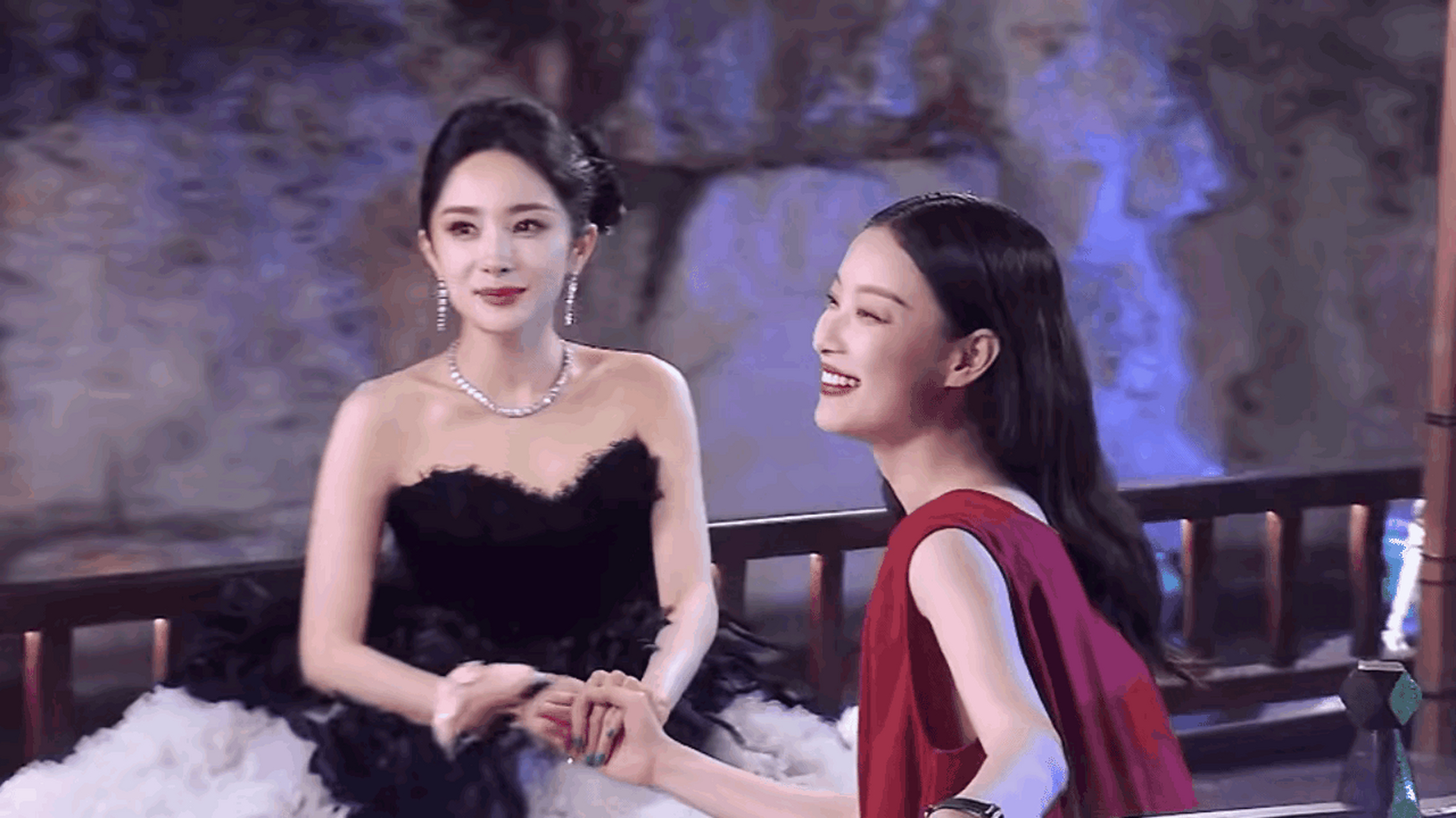 在今年的gq盛典活动中,景甜无论是与杨幂还是董洁同框时,她白皙的皮肤