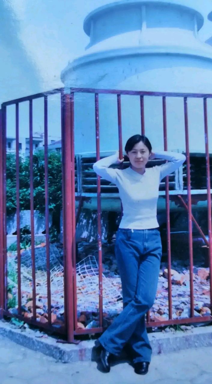 90年代,一位勤奋奔波的"打工妹",从老家来到广州这个陌生的城市,留下