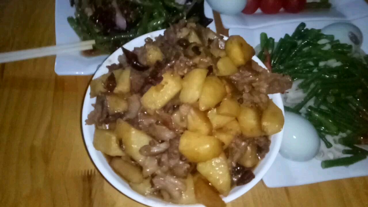 土豆烧牛肉大家都吃过,土豆烧羊肉味道也不错,给大家分享一下