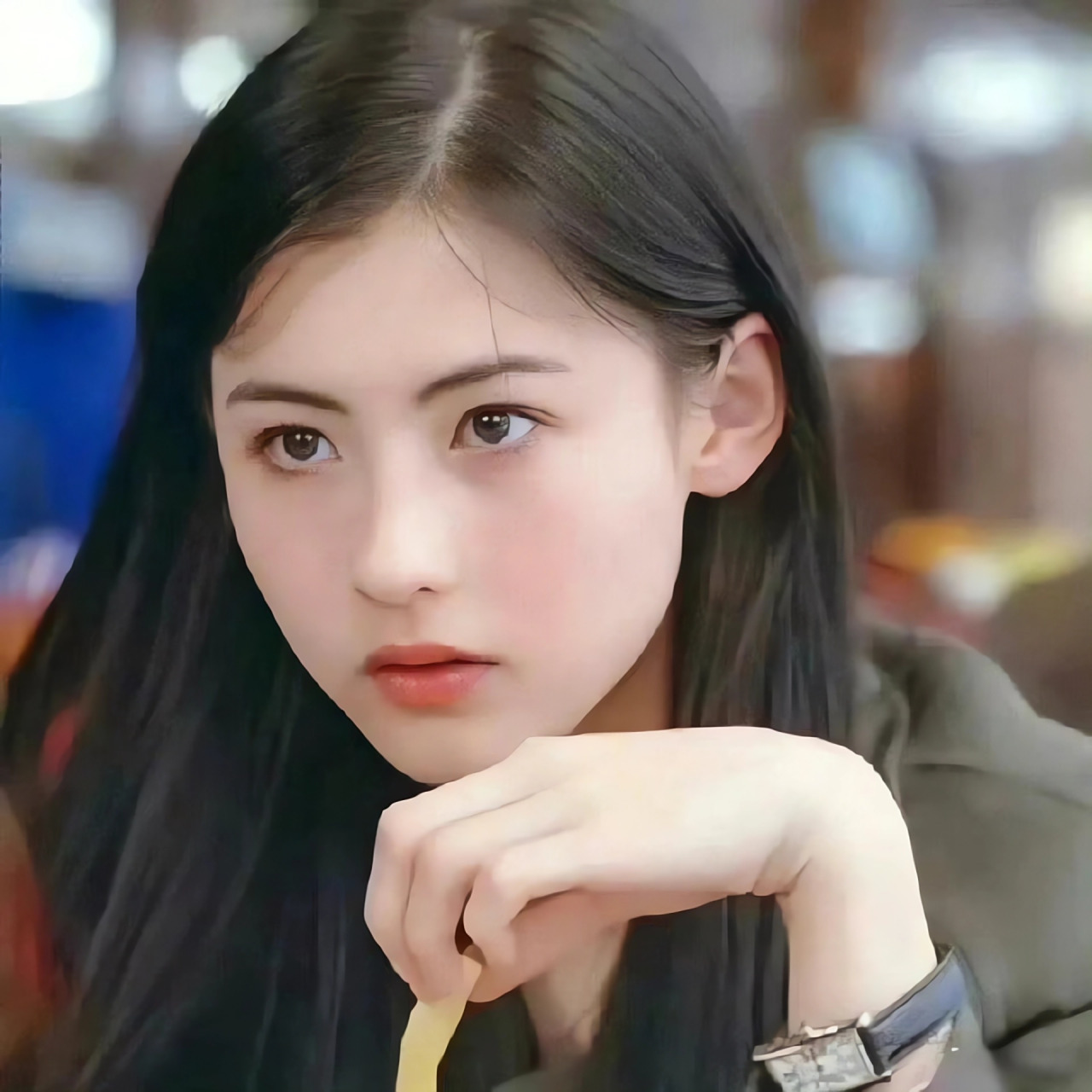 张柏芝在飞机上被网友偶遇,高马尾,大墨镜,这侧脸也太优秀了吧!