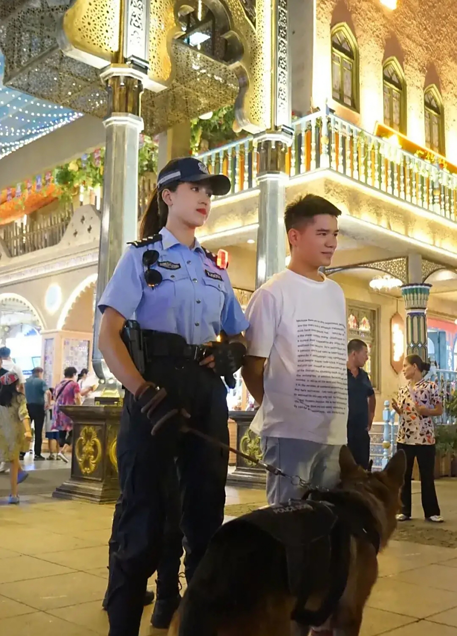 美丽的新疆女警察,英姿飒爽!