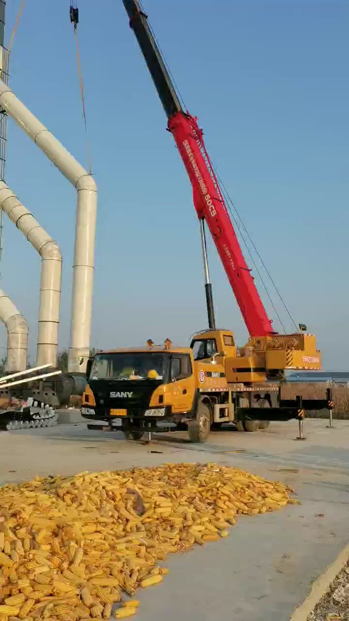 300吨燃油型粮食烘干塔正在吊装中