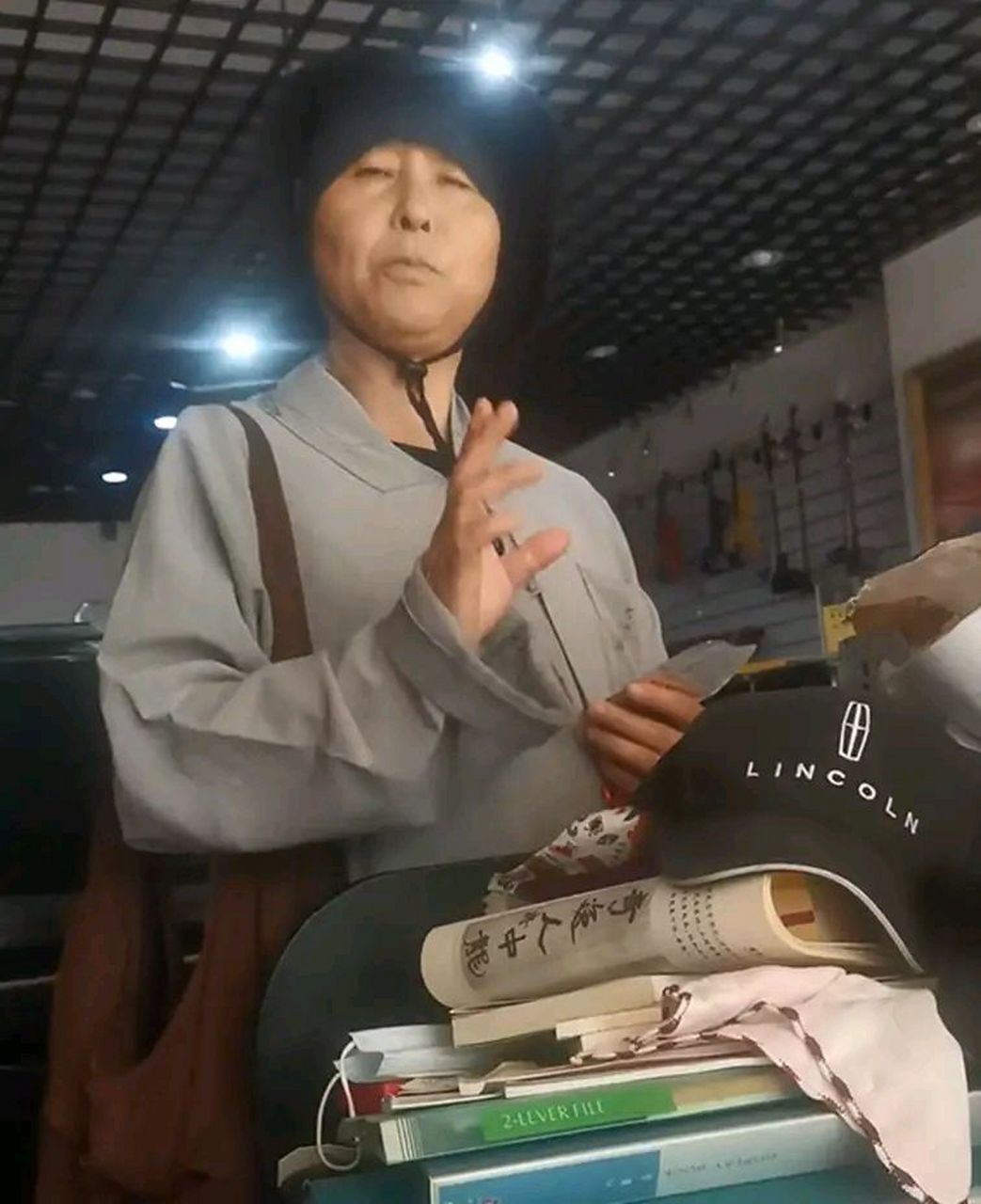 尼姑上门化缘要香油钱,男子让她背诵"心经":你背得出我就给.