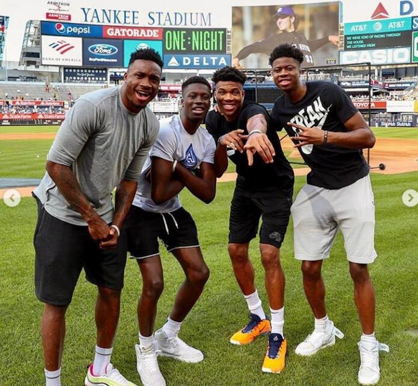 字母哥打球有点"脏",经常有意或者无意垫脚其他球员.