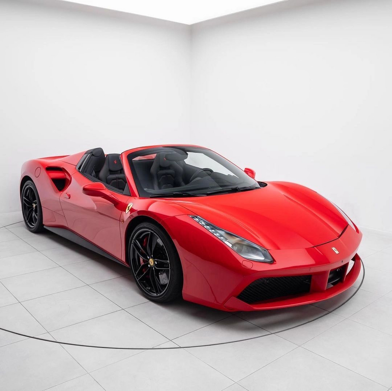 法拉利488 spider 经典红 这是继458之后一款中置v8发动机的车型,是