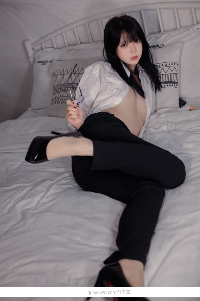 网紅Coser@疯猫ss 长裤OL [40P/662MB]