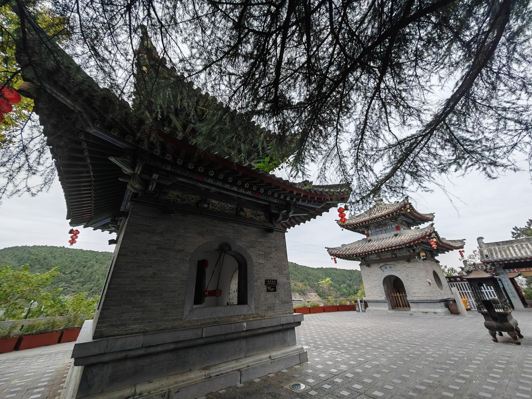 香山寺位于洛阳城南香山(龙门东山)上,紧邻龙门石窟.