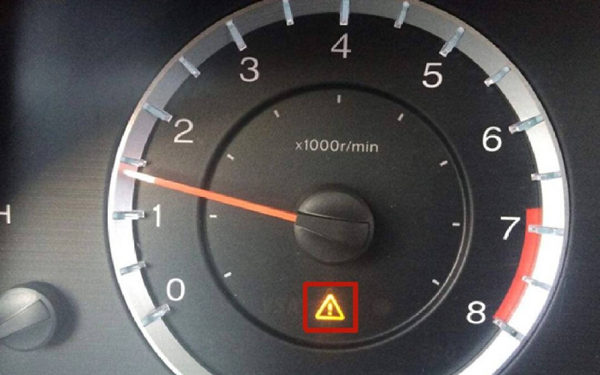 仪表盘显示黄色三角感叹号是常规故障显示灯,除刹车系统故障会移痧