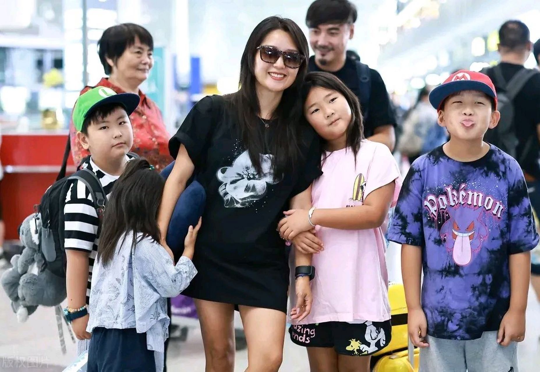 37岁何洁带4个孩子去北京机场被拍,3个孩子缠着妈妈,继子一路跟奶奶牵
