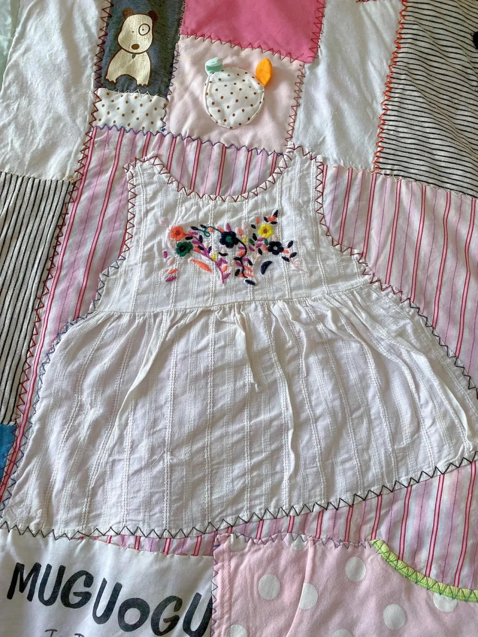 河南一位心灵手巧的妈妈,把女儿的旧衣服做成被子,意义深长,引无数