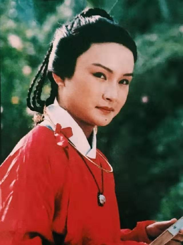 《红楼梦》第28回,贾宝玉看到薛宝钗丰满的手臂,为何心生歪意?
