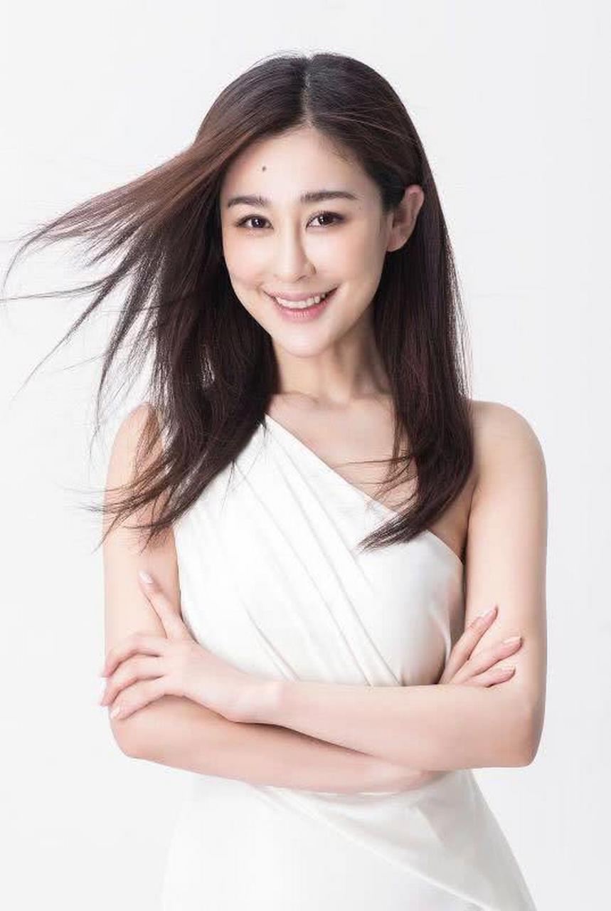 周扬优雅妩媚身材吸睛