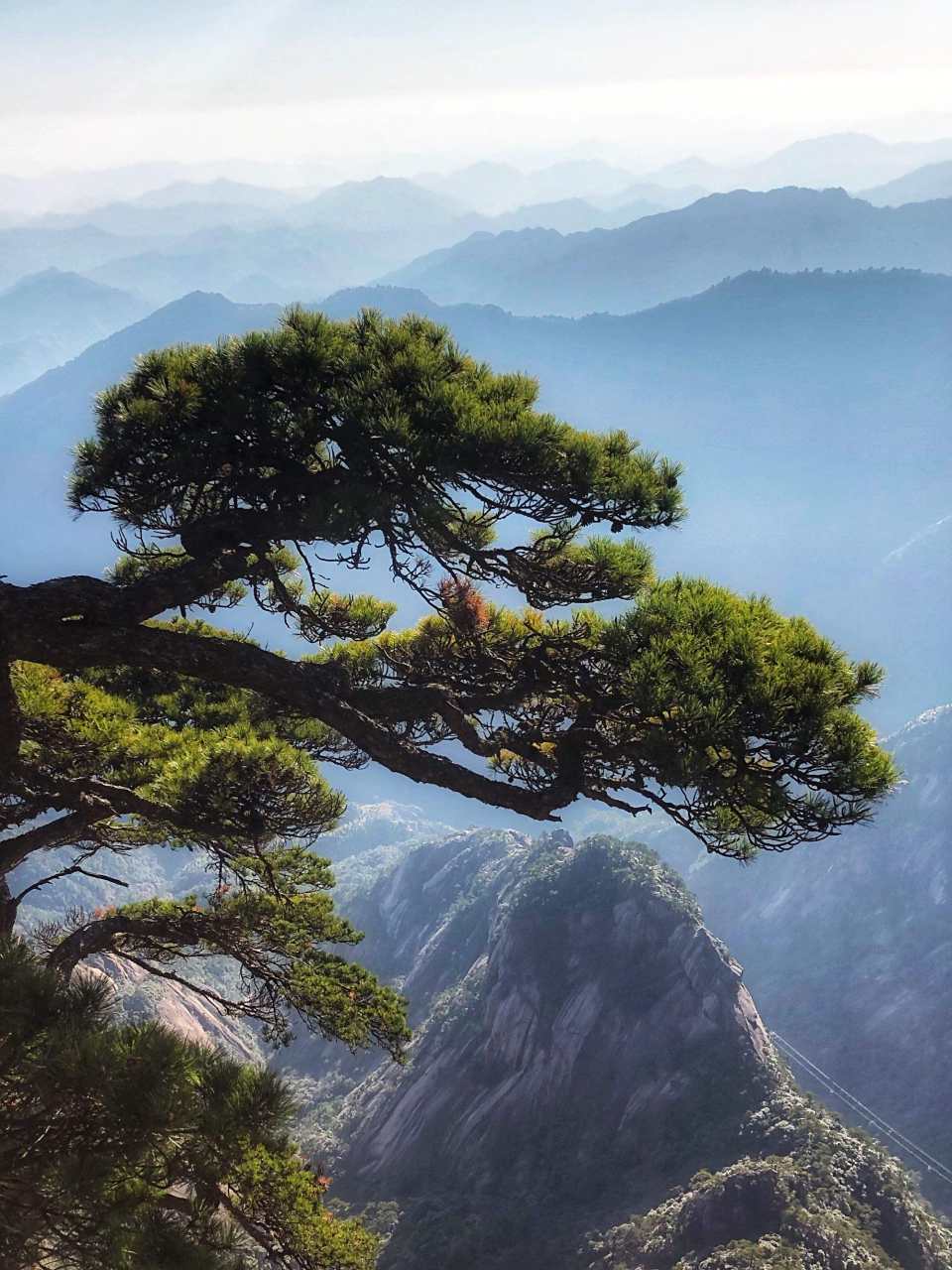 中国黄山,位于安徽省黄山市,是中国最著名的山脉之一,也是世界自然