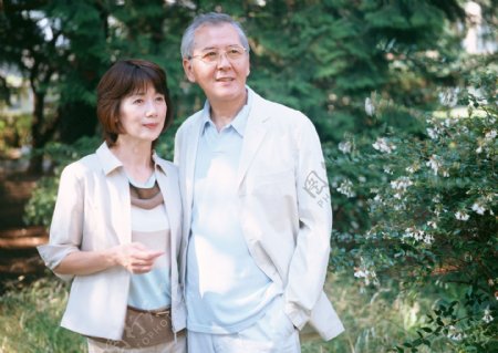 他63歲,退休金9500,和43歲保姆結婚,保姆:妄想我白白伺候