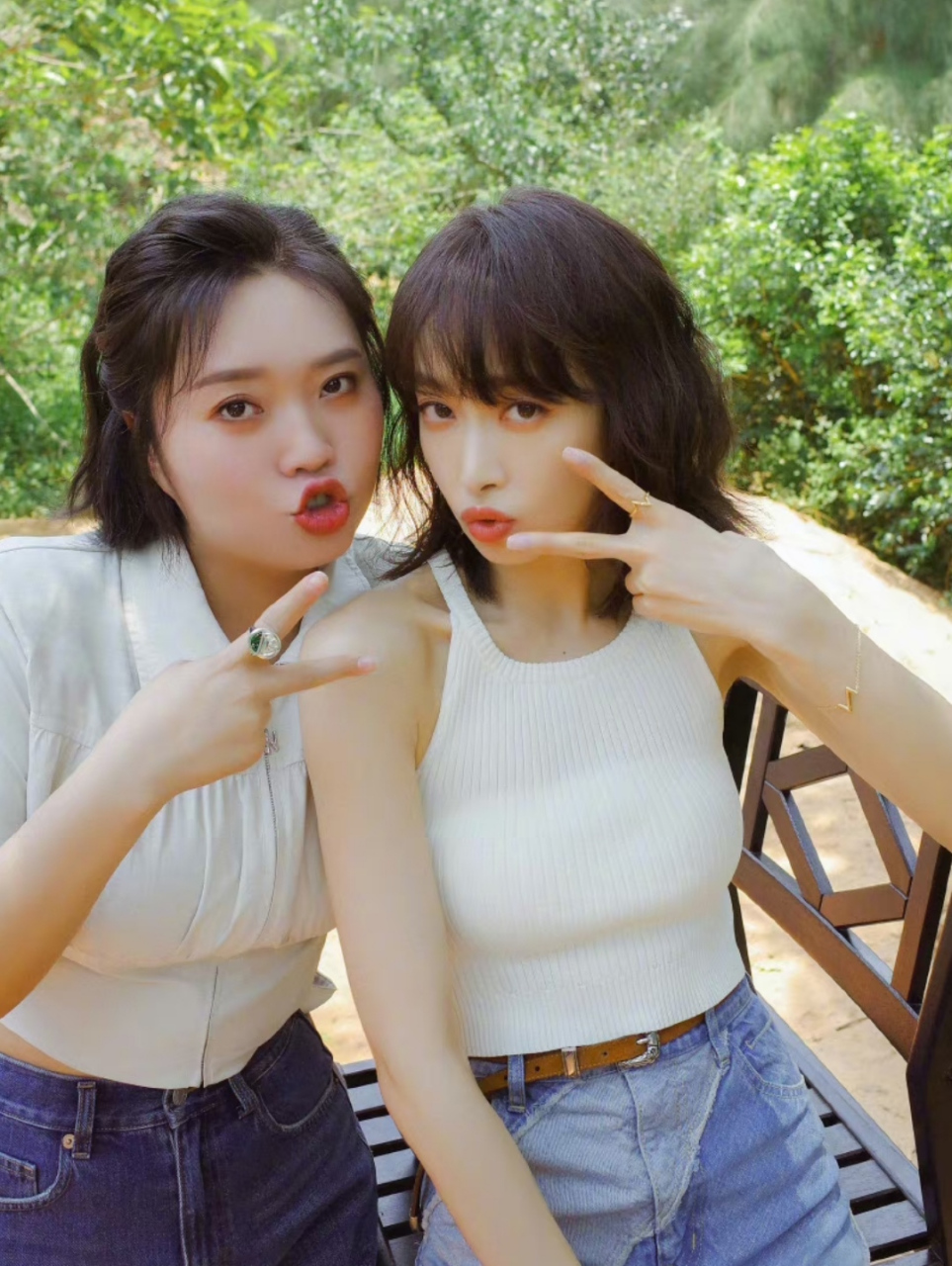 宋茜晒闺蜜合影,她和李雪琴通过录节目已经成为知心的好姐妹,演艺圈