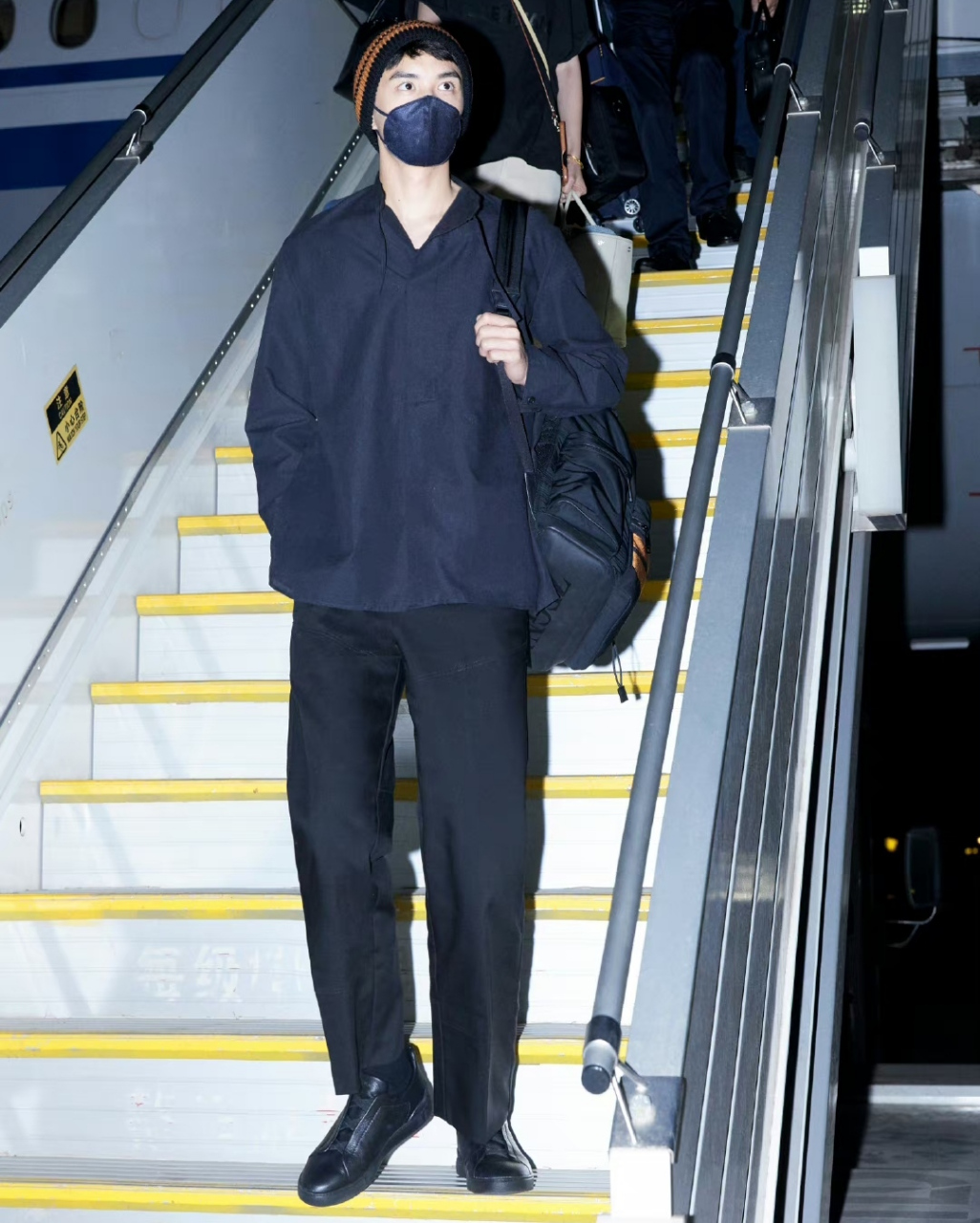 吴磊下飞机拍出了大片的既视感,松松垮垮的衣服也能凹出明星范,个子高