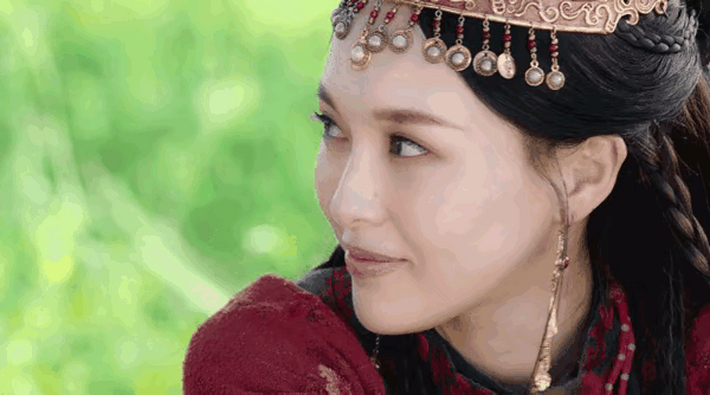 唐嫣的额饰造型真的太出色了,她非常适合这个装饰,华丽而又灵动.