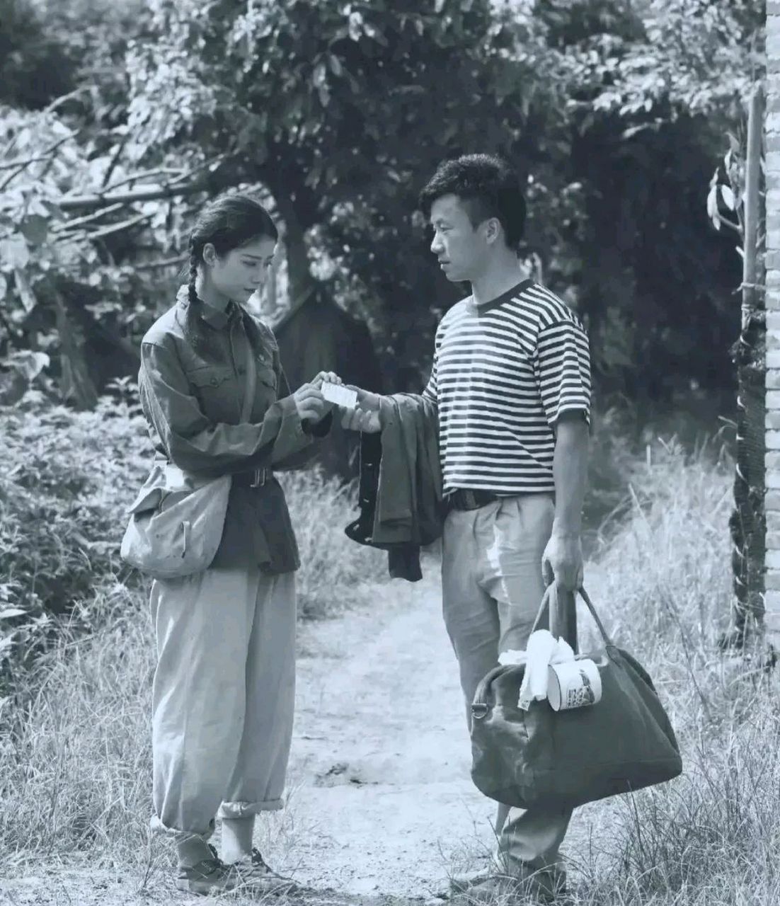 1977年,知青回家探亲,男友不舍:"再三嘱咐,早点回来,我等着你成亲!