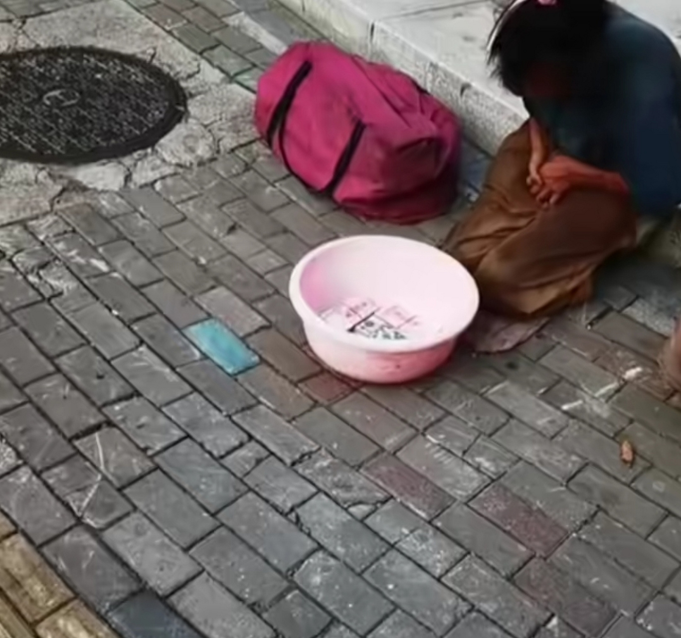 男子在街边乞讨,盆子里居然放着两捆百元大钞,他真的不是在炫富吗?