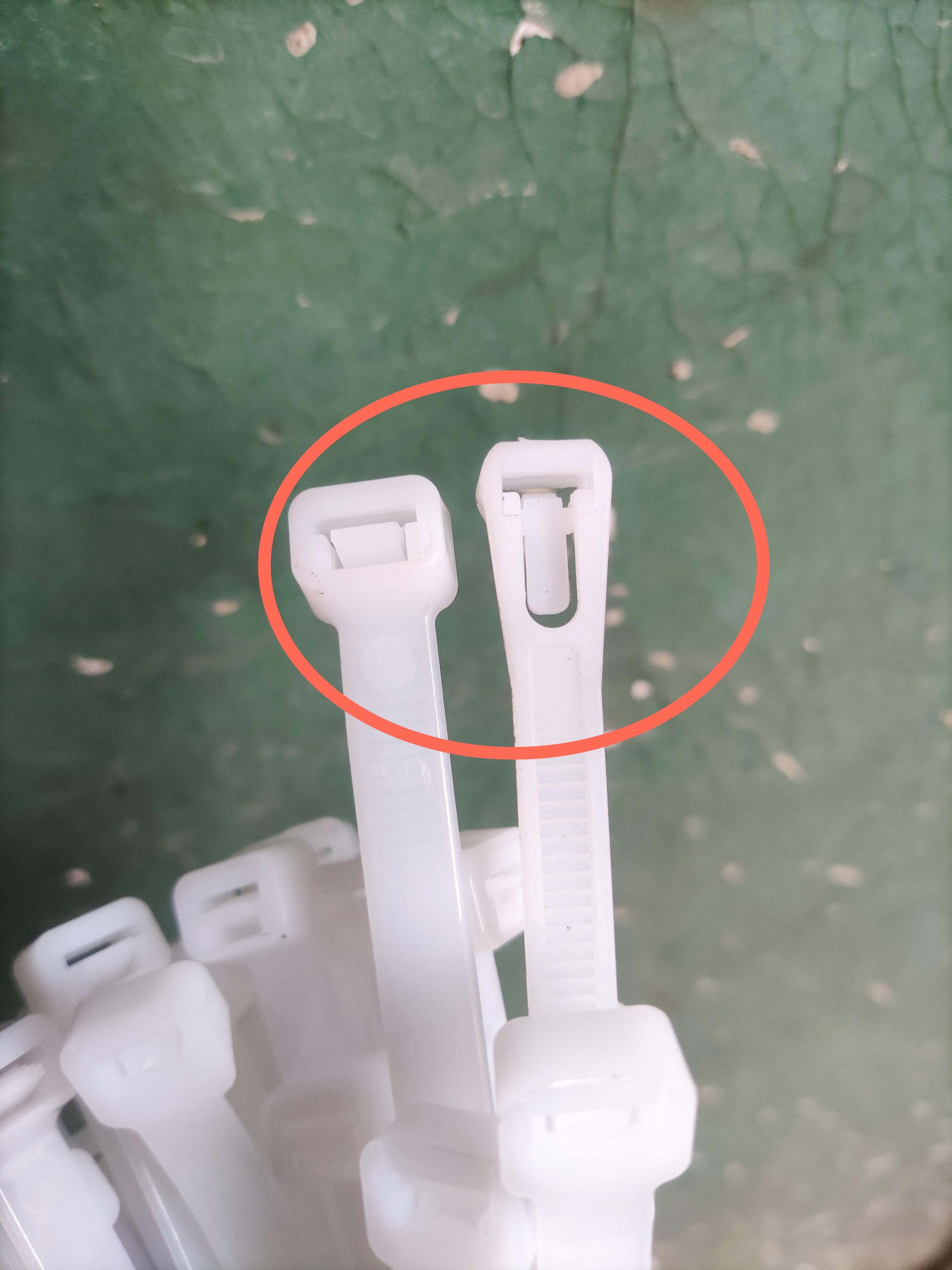 生活中细节,电工扎带一般扣了基本上锁紧拿不掉的,今天用的扎带有点