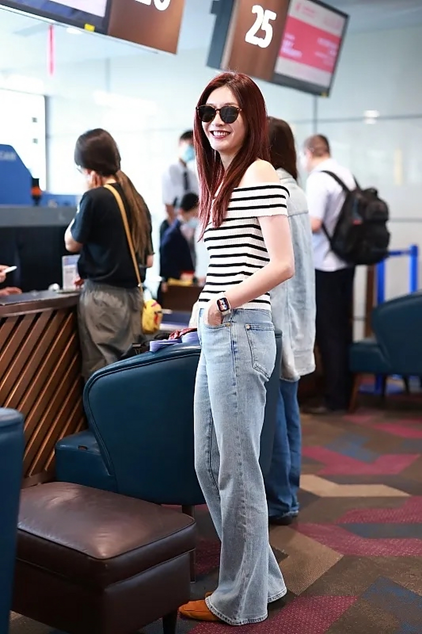 江疏影最新的街拍来了,她穿了一件白色条纹的针织衫,这针织衫不错