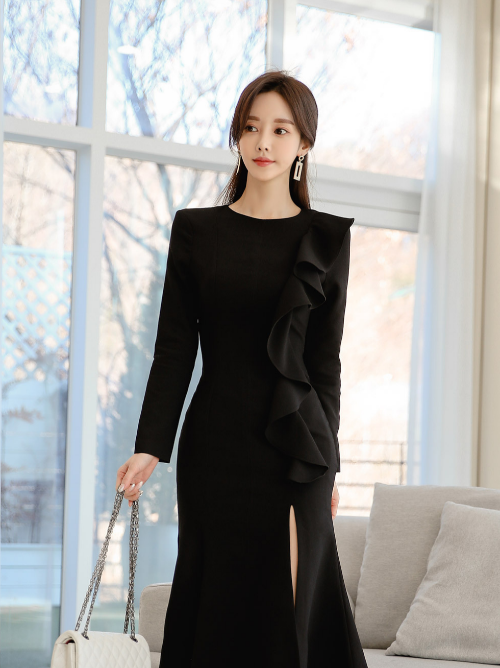 孙允珠韩国女神,暗黑色圆领开叉长裙穿搭,知性优雅